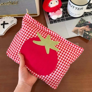Süße rote Gingham-Kosmetiktasche mit großer Tomaten-Applikation und Reißverschluss