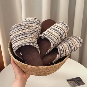 Nahaufnahme von Leinenpantoffeln mit Chevron-Muster und weichem Futter im Korb