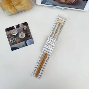 Dettaglio di bacchette in bambù per bambini con stelle in una scatola regalo trasparente
