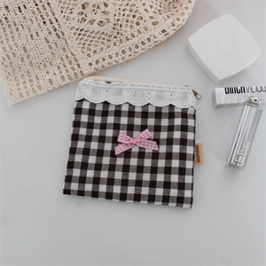 Dettaglio mini pochette vichy con fiocco rosa, bordo in pizzo bianco e cerniera lampo