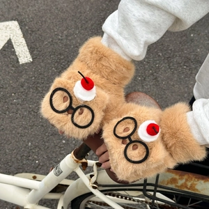 Détail de mitaines convertibles en peluche camel avec visage de dessin animé