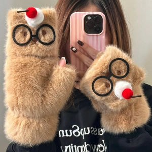 Détail de gants en peluche marron ours en peluche avec lunettes et pompons décoratifs