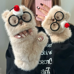 Détail de mitaines en peluche ourson avec lunettes 3D et décorations de cerises