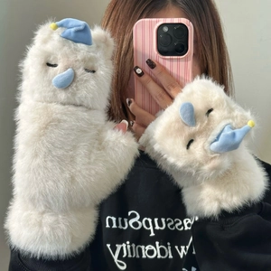 Détail de gants en peluche blanche avec motif dessin animé et bonnet bleu de sommeil