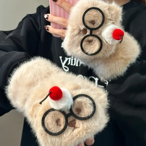 Détail de gants beiges en peluche avec un design d'ours et des pompons cerises rouges