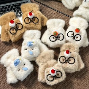 Vue détaillée des gants convertibles en peluche avec motifs d'animaux 3D et fourrure