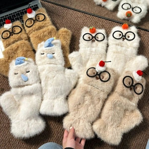 Détail de gants convertibles en peluche blanche, beige et marron avec décorations