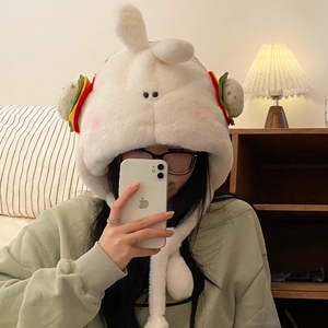 Détail du bonnet ours burger en peluche blanche avec cache-oreilles chauds et doux