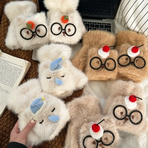 Détail de gants de dessin animé en peluche avec motifs d'ours et de chat et accents 3D mignons