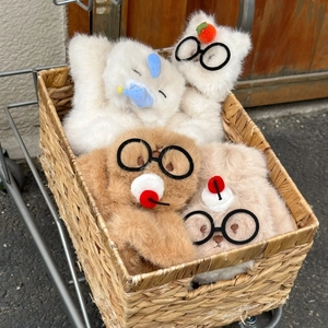 Détail de gants en peluche animaux de dessin animé avec décorations de cerises en 3D