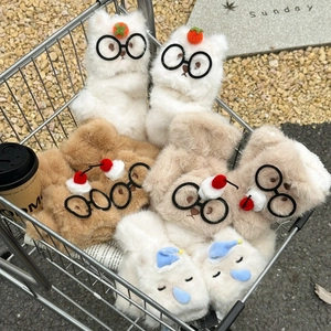 Mitaines pelucheuses à motif animal présentées dans un panier pour un style hivernal doux