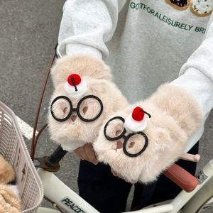 Détail de gants mitaines en peluche ours avec texture fausse fourrure sur vélo