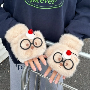 Détail de mitaines en peluche beige avec broderie de cerises de dessin animé sur un modèle