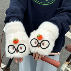 Gros plan de gants demi-doigts en peluche blanche avec dessin animé mignon pour l'hiver