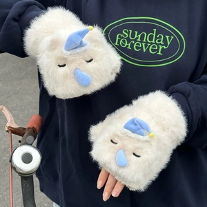 Détail de gants en peluche blanche avec motif animalier pour la chaleur hivernale