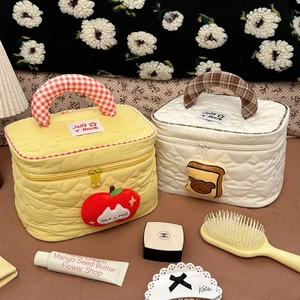 Beauty case trapuntato con cuciture a cuore e toppe a cartoni animati con manico robusto