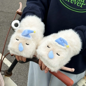Gros plan de mitaines en peluche avec bonnet de nuit bleu lors d'une sortie vélo en extérieur