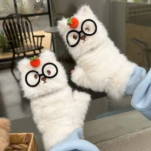 Détail de gants en peluche avec broderie animale et texture douce en fausse fourrure