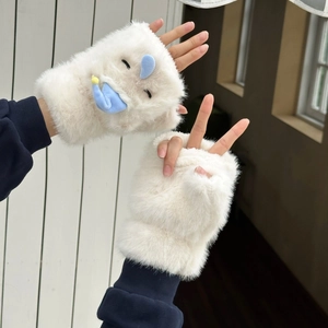 Détail de mitaines en peluche crème avec broderie de dessin animé et bonnet de nuit bleu