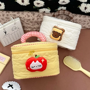 Beauty case trapuntati a cuore con manici a quadretti nei colori giallo e bianco crema