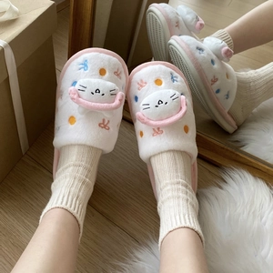Détails des pantoufles chat en peluche avec oreilles 3D et broderies à pois colorés