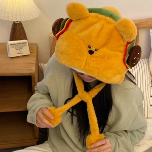 Détail du bonnet ours hamburger en peluche avec couches colorées et longues cordelières