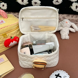 Beauty case a scacchi con trapuntatura a cuore e decorazione con ciondolo peluche