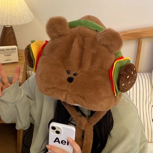 Détail du bonnet ours hamburger en peluche avec fourrure épaisse et décors latéraux mignons