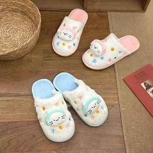 Chaussons en peluche chat mignon avec écouteurs 3D en couleurs rose et bleu clair