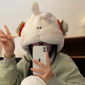 Détail du chapeau burger ours en peluche avec polaire blanche et cache-oreilles colorés