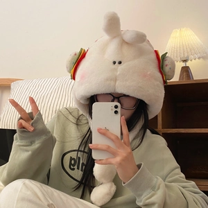 Détail du bonnet ours burger en peluche avec oreilles blanches et cache-oreilles
