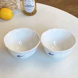 Dettaglio di una ciotola in ceramica da 4,5 pollici con rondini e bordo ondulato
