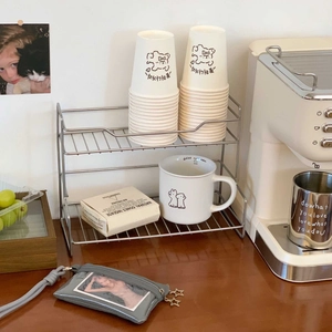 Details des zweistufigen Metall-Regals für Gewürze und Kaffeeecke im minimalistischen Design
