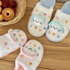 Pantoufles en peluche avec chat 3D et casque sur un fond de bois chaleureux