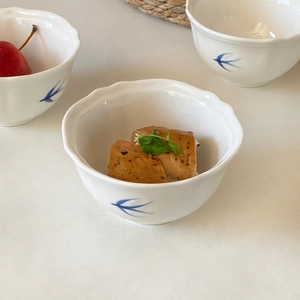 Dettaglio di una ciotola in ceramica da 4,5 pollici con bordi a conchiglia e rondini blu