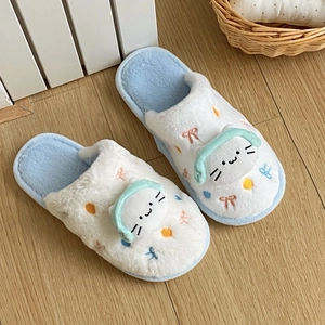 Détails des chaussons chat en peluche avec oreilles de casque 3D sur fausse fourrure