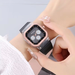 Gros plan d'une montre à quartz Rinnandy carrée avec bracelet en silicone noir