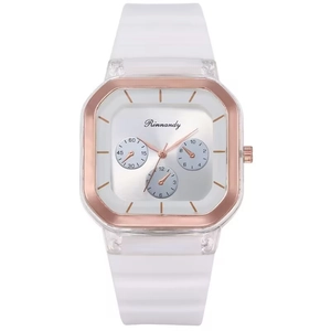 Montre à quartz tendance avec bracelet en silicone blanc et cadran carré or rose sur fond blanc