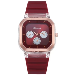 Détail de la montre à quartz carrée bordeaux avec bracelet silicone et cadre or rose