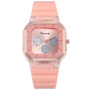 Montre à quartz carrée tendance en or rose avec bracelet en silicone rose et cadrans décoratifs
