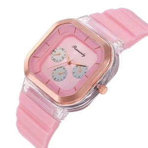 Détail de la montre à quartz carrée Rinnandy rose avec bracelet en silicone et lunette dorée