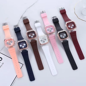Détail de montres à quartz avec bracelets en silicone colorés et boîtiers carrés transparents