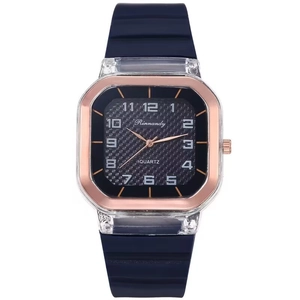 Gros plan sur le cadran carré en or rose et le bracelet en silicone bleu de cette montre