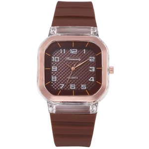 Gros plan détaillé du bracelet en silicone brun et du cadran carré de montre quartz
