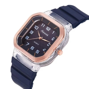 Gros plan d'une montre à quartz carrée avec boîtier et bracelet en silicone bleu