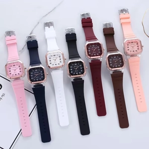 Collection de montres à quartz carrées avec bracelets en silicone en sept couleurs