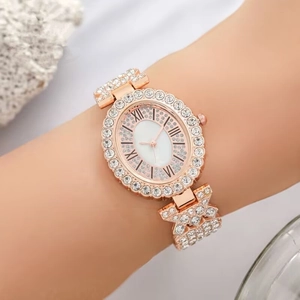 Montre femme luxe or rose avec lunette ovale en strass et cadran chiffres romains