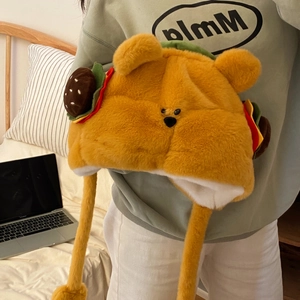 Détail d'un bonnet d'ours en peluche hamburger avec cache-oreilles et texture douce