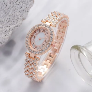 Détail d'une montre de luxe en or rose avec lunette pavée de cristaux et chiffres romains