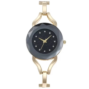 Elegante goldene Armbanduhr mit schwarzem Sternenhimmel-Zifferblatt und Kristall-Indizes